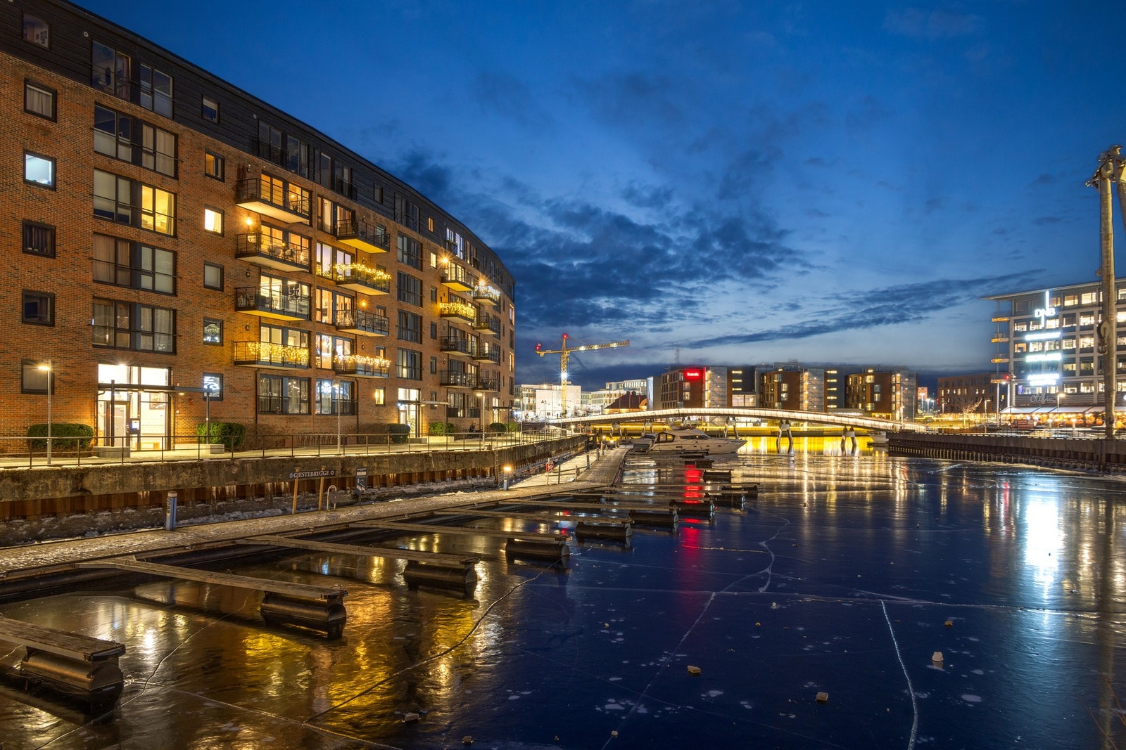 Her bor du midt i hjertet av Solsiden - med kanalen, restauranter, kafeer og shopping rett utenfor døren. Galleribilde