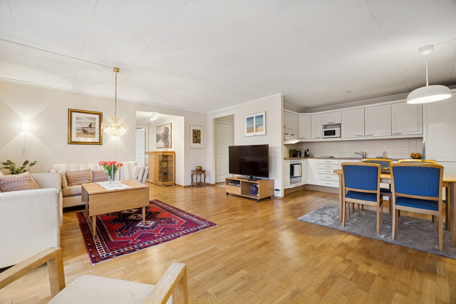 Spisestuen finner en naturlig plassering i tilknyttning til kjøkkenet. Galleribilde