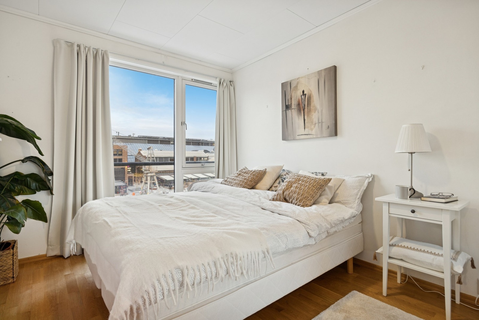 Hovedsoverommet er på ca. 11,2 m² og har god plass til dobbeltseng. Galleribilde