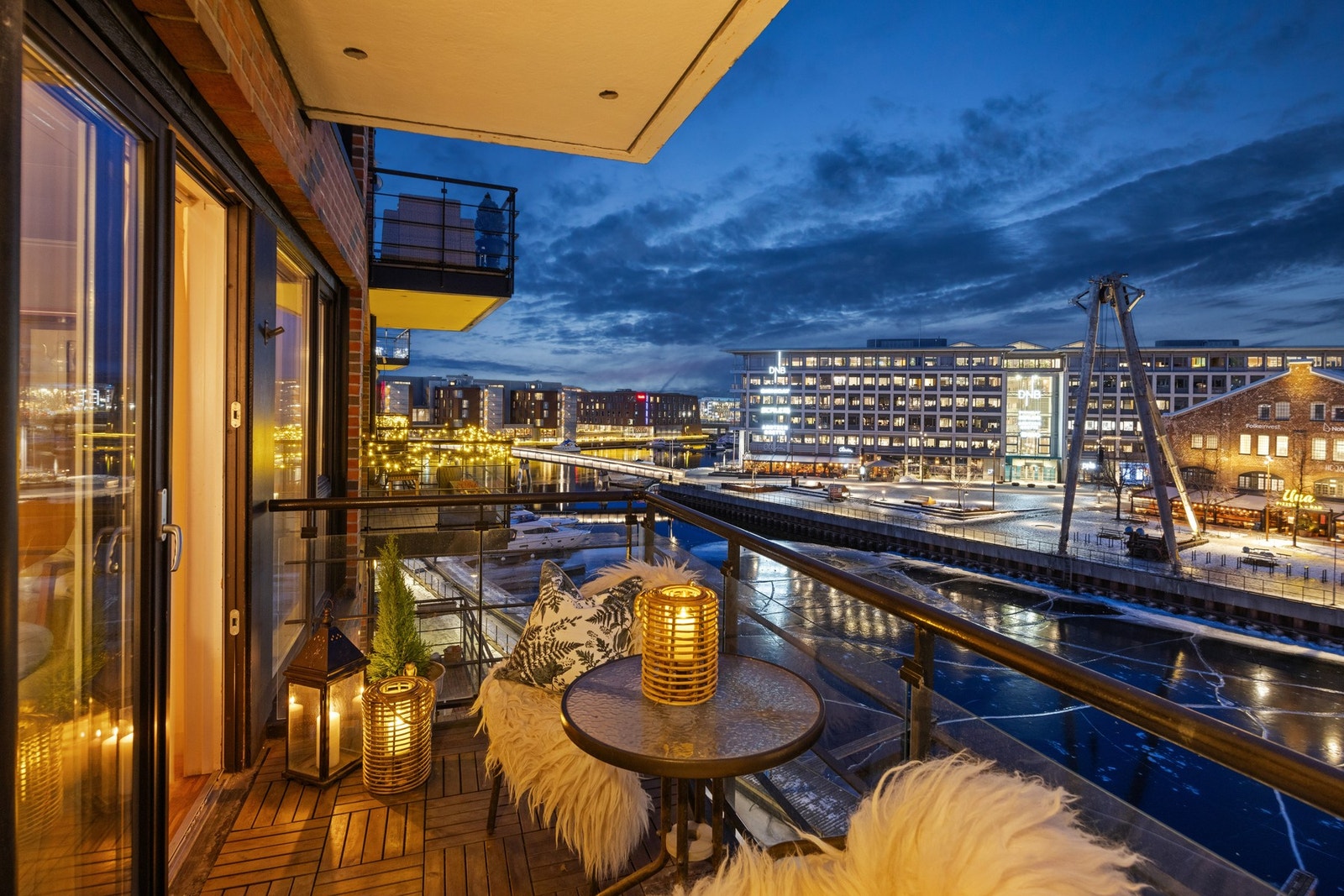 Bygget er fra 1998 og leiligheten ligger meget fint til i byggets 4. etasje. Det medfølger parkeringsplass i garasjeanlegg med el-billader. Galleribilde