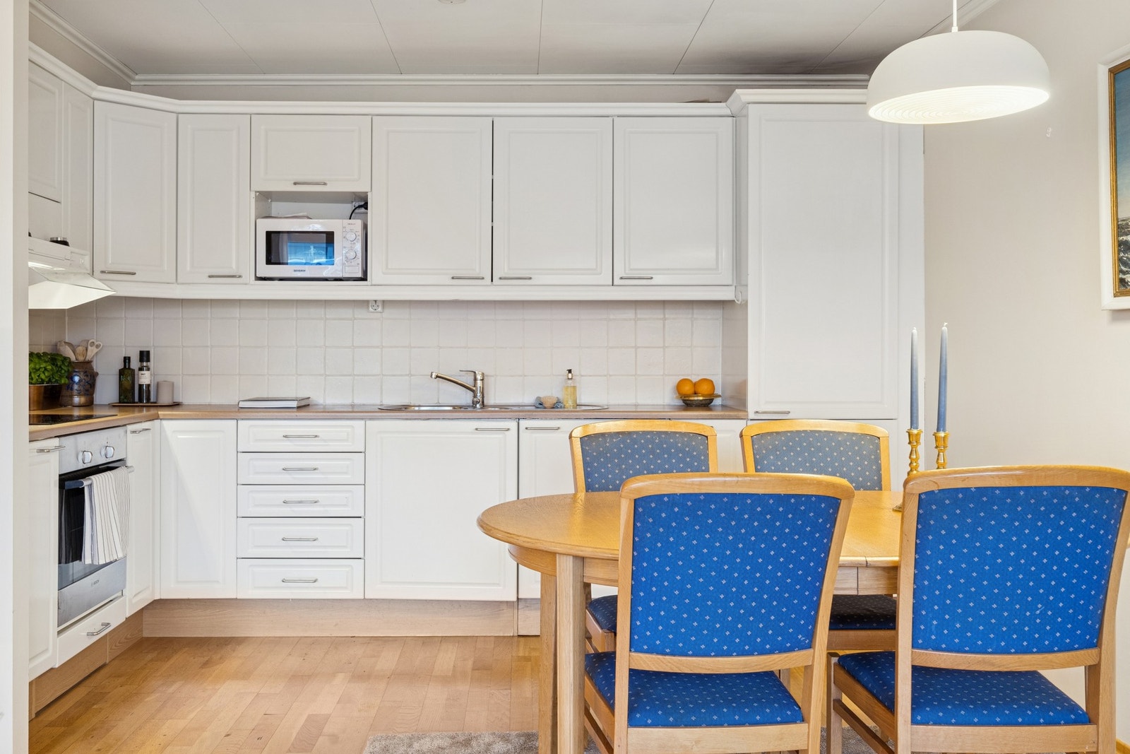 Rikelig med plass ved over- og under skap. Innredet med oppvaskmaskin og kjøl/fryseskap. Galleribilde