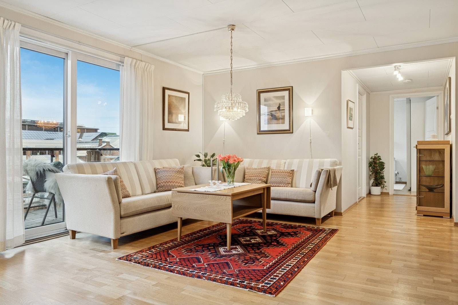 God plass til stor sofagruppe med tilhørende møblement. Galleribilde