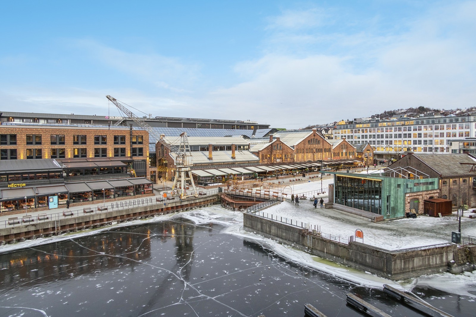 Området byr på en unik kombinasjon av sjønær stemning, urbant byliv og flotte uteområder. Galleribilde