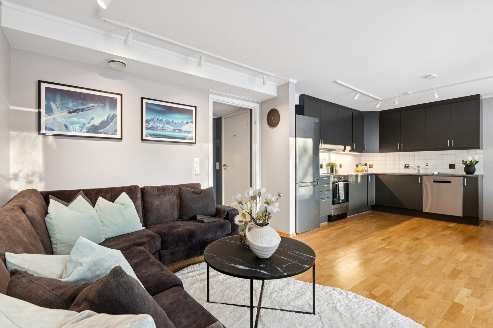 Velkommen til Skeidtoppen 2 - selveierleilighet i byggets 1.etasje med direkte adkomst til terrasse og hage! Foto: EFKT Galleribilde