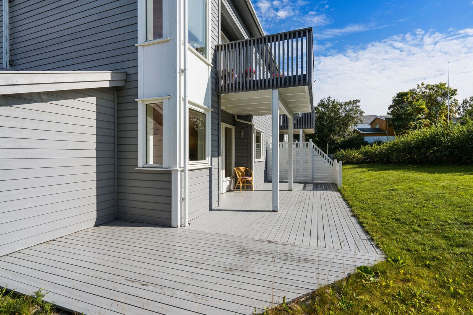 Utgang fra stua til en romslig terrasse med meget gode solforhold samt direkte adkomst til hage. Galleribilde