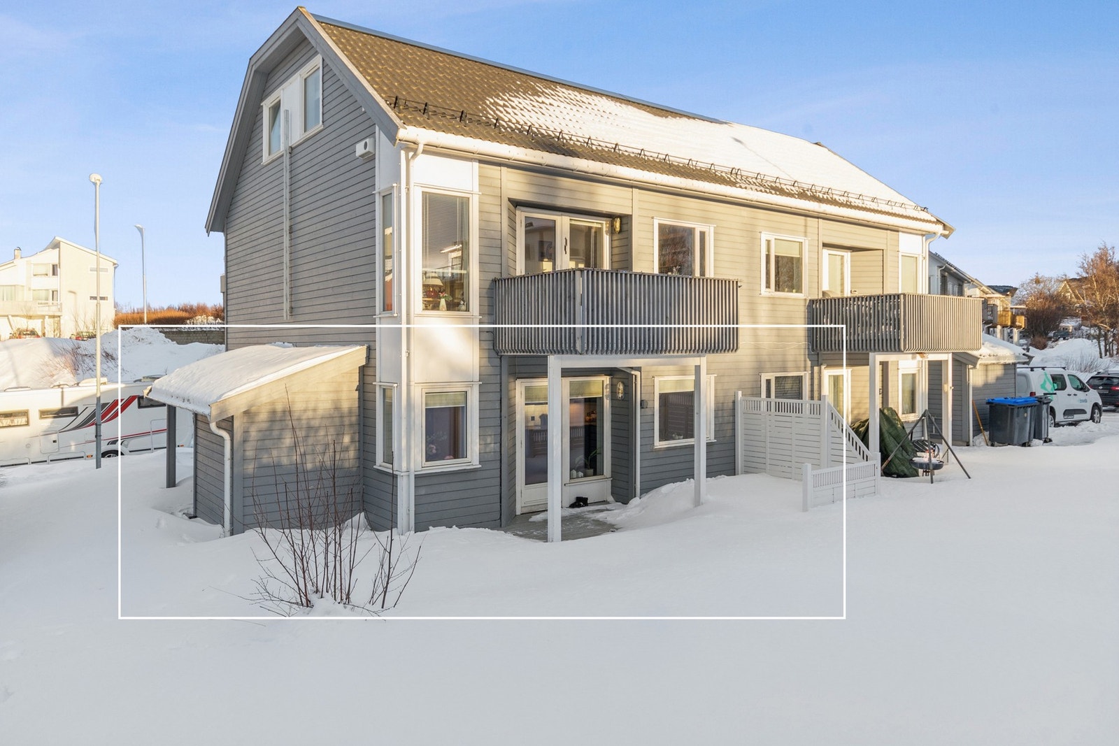 Leiligheten ligger i en firemannsbolig. Sportsbod på ca. 4 m² ved overbygd inngangsparti. Galleribilde