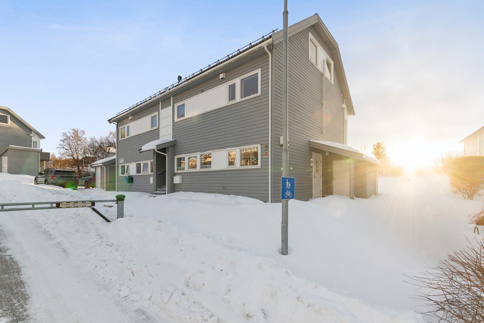 Boligen er beliggende i et veletablert og rolig område, med kort vei til City Nord og fine turområder! Galleribilde