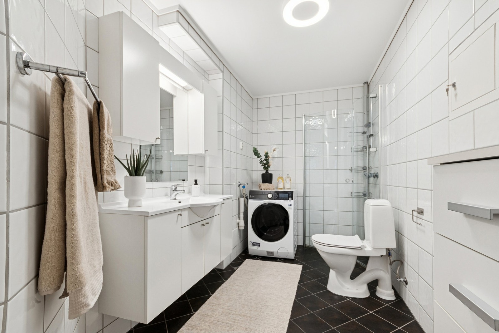 Badet er flislagt med elektriske varmekabler i gulv og himlingsplater i tak. Galleribilde