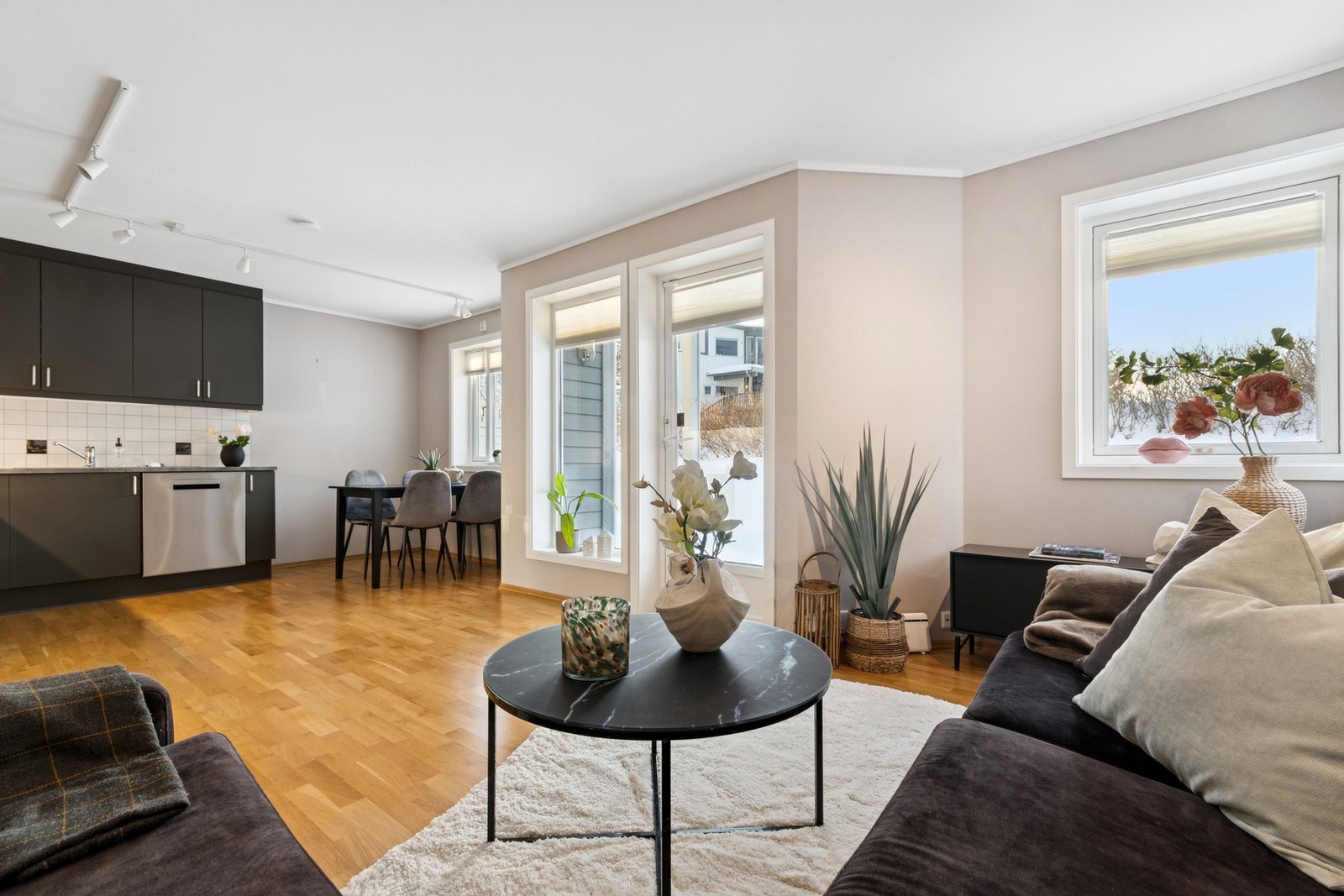 Her er det god plass til sitte- og spisegruppe. Galleribilde