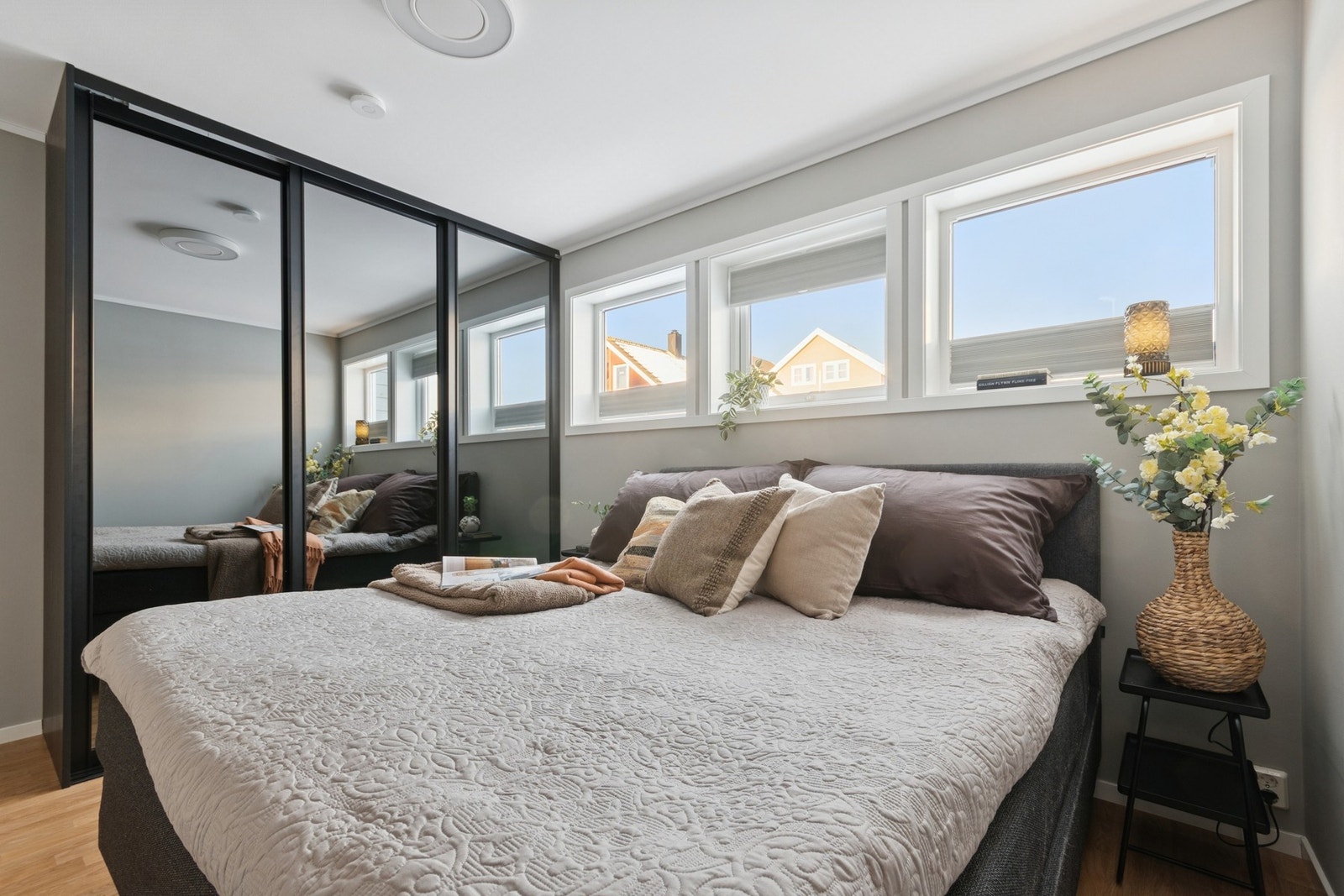 Boligen har et romslig soverom med en praktisk, integrert skyvedørsgarderobe med speildører. Galleribilde