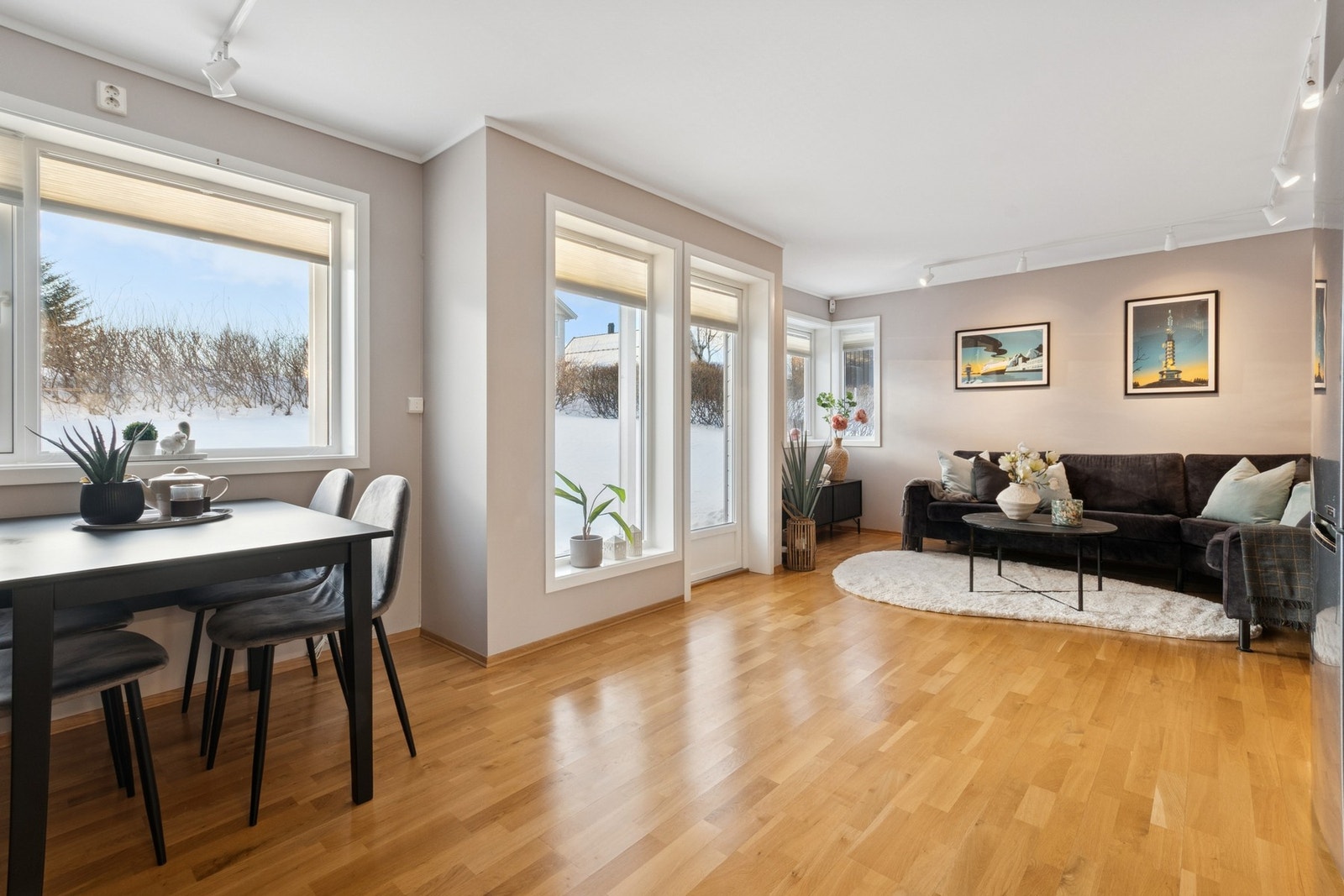 Romslig og åpen stue/kjøkken løsning, malt i lyse og tidsriktig farge. Galleribilde