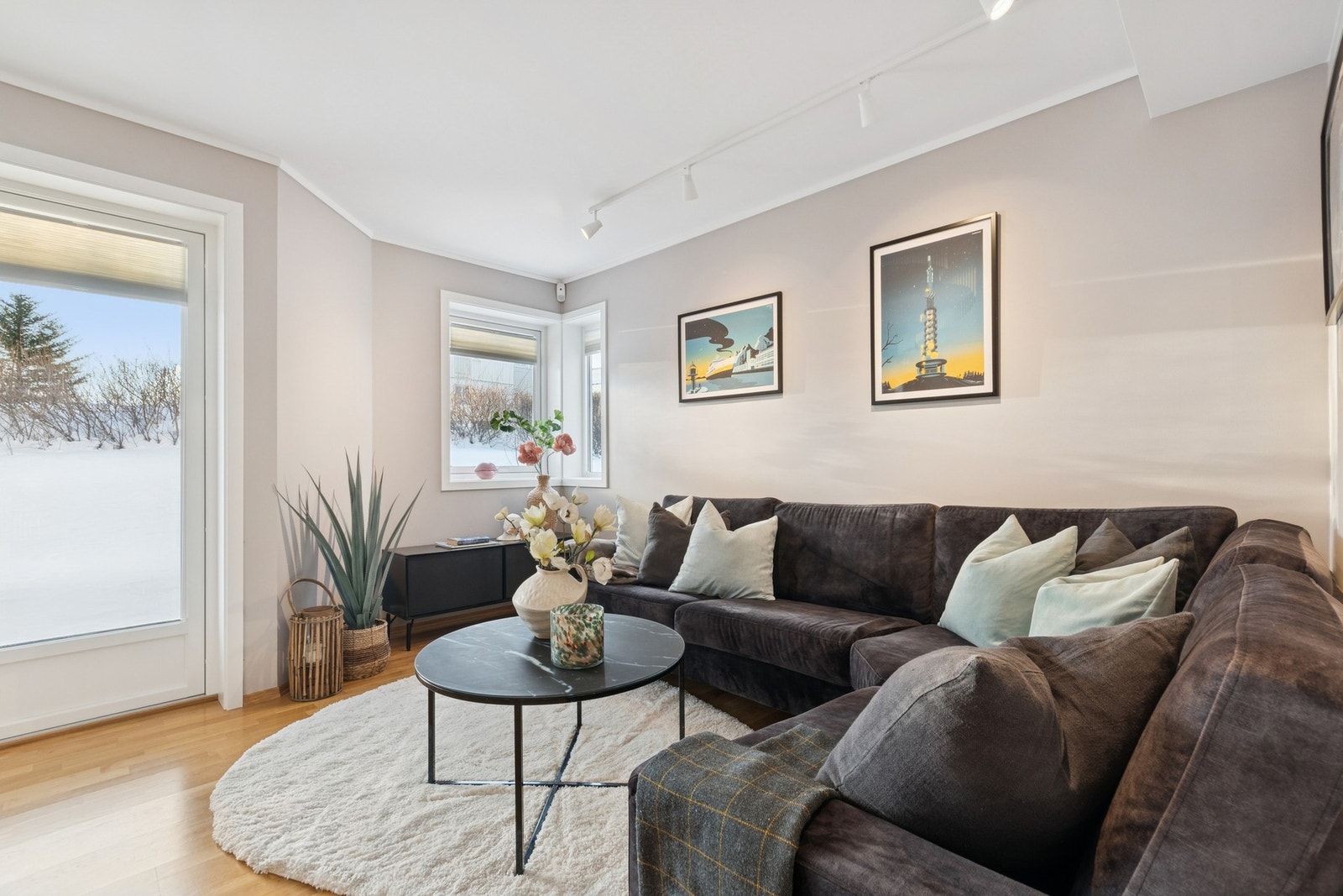 Store vindusflater som slipper inn rikelig med dagslys. Galleribilde