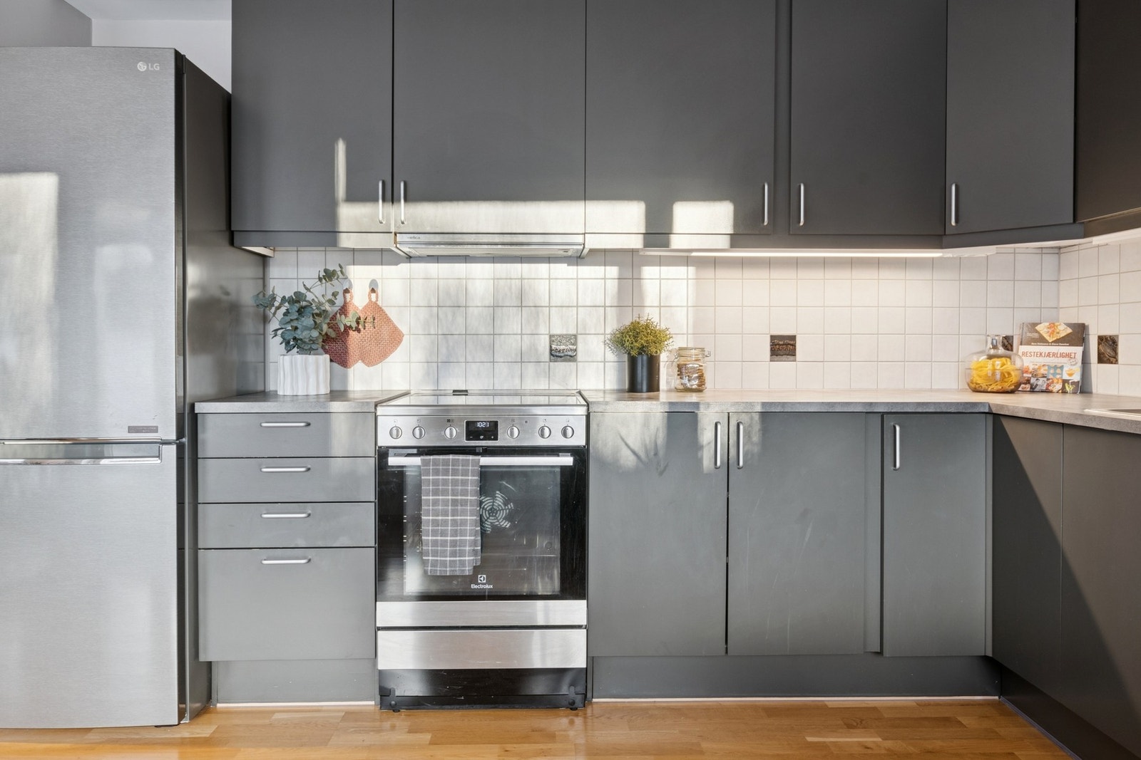 Under overskap er det montert fliser og det er avtrekk via sentralt avtrekksanlegg. Galleribilde