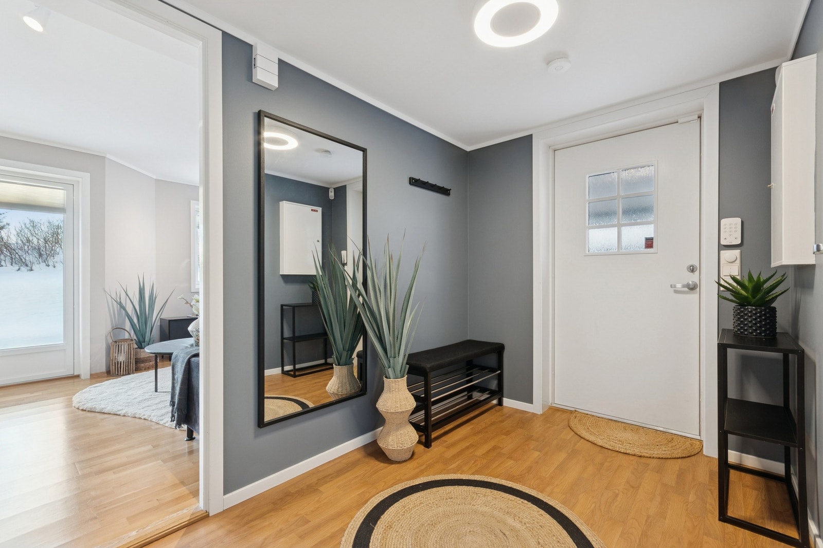 Romslig entré med plass til jakkeoppheng og skohylle. Galleribilde