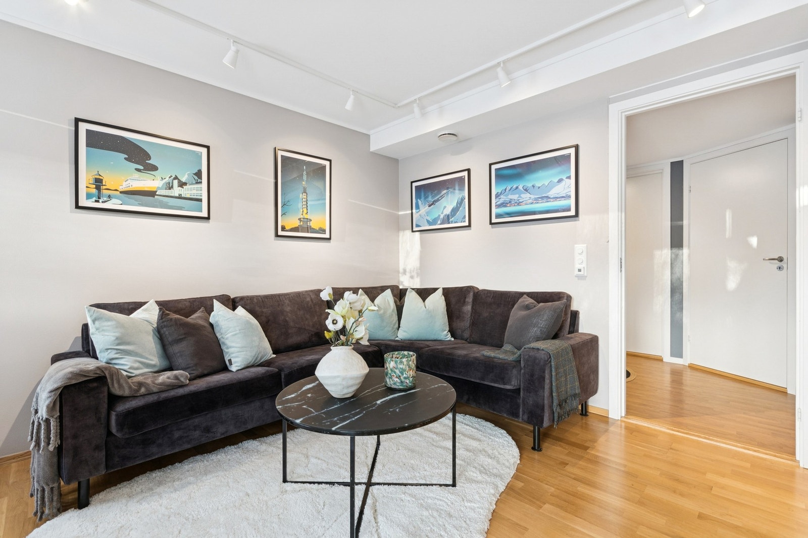 Boligen har gulvvarme i alle rom samt balansert ventilasjon med varmegjenvinning. Galleribilde