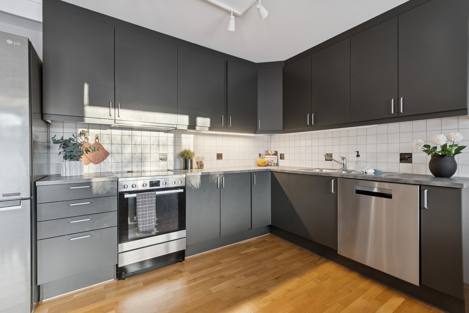 Frittstående hvitevarer med plass for kjøleskap, oppvaskmaskin og komfyr. Galleribilde