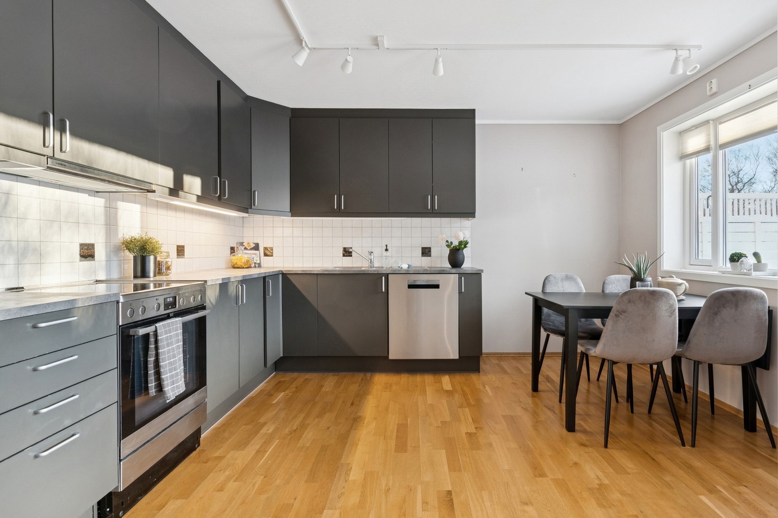 Kjøkkenet er utbygget med mye skap- og benkeplass, der innredningen har fronter i finert slett utførelse. Galleribilde