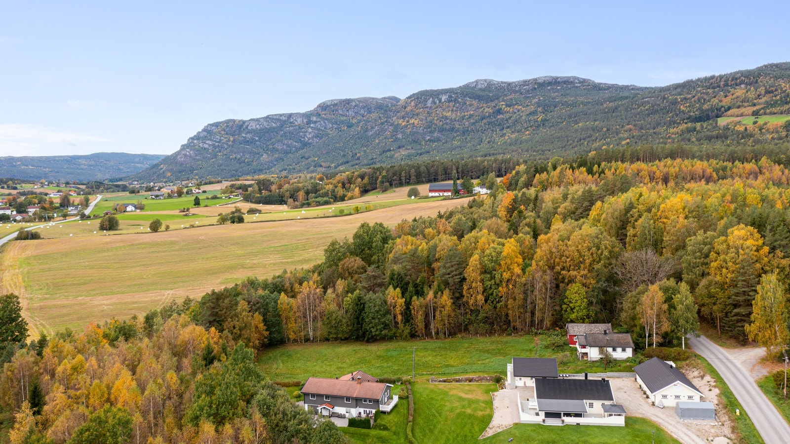 Enebolig med oppgraderingsbehov og uthus. Her kan man bo landlig samtidig sentrumsnært. Galleribilde