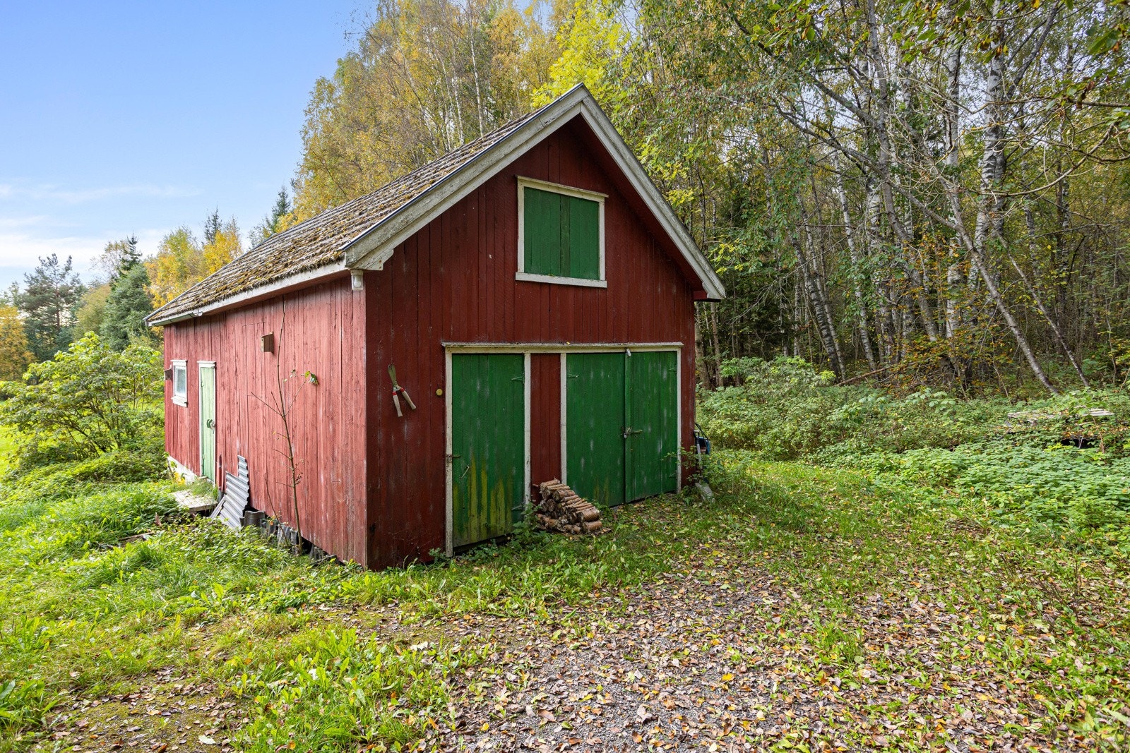 Uthus med god lagringsplass. Det er to porter av tre montert på fremsiden. Galleribilde
