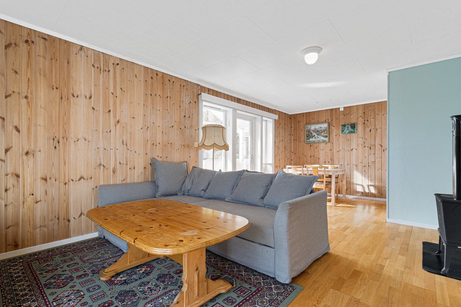 God plass til spisestue i nærhet til kjøkken. Galleribilde