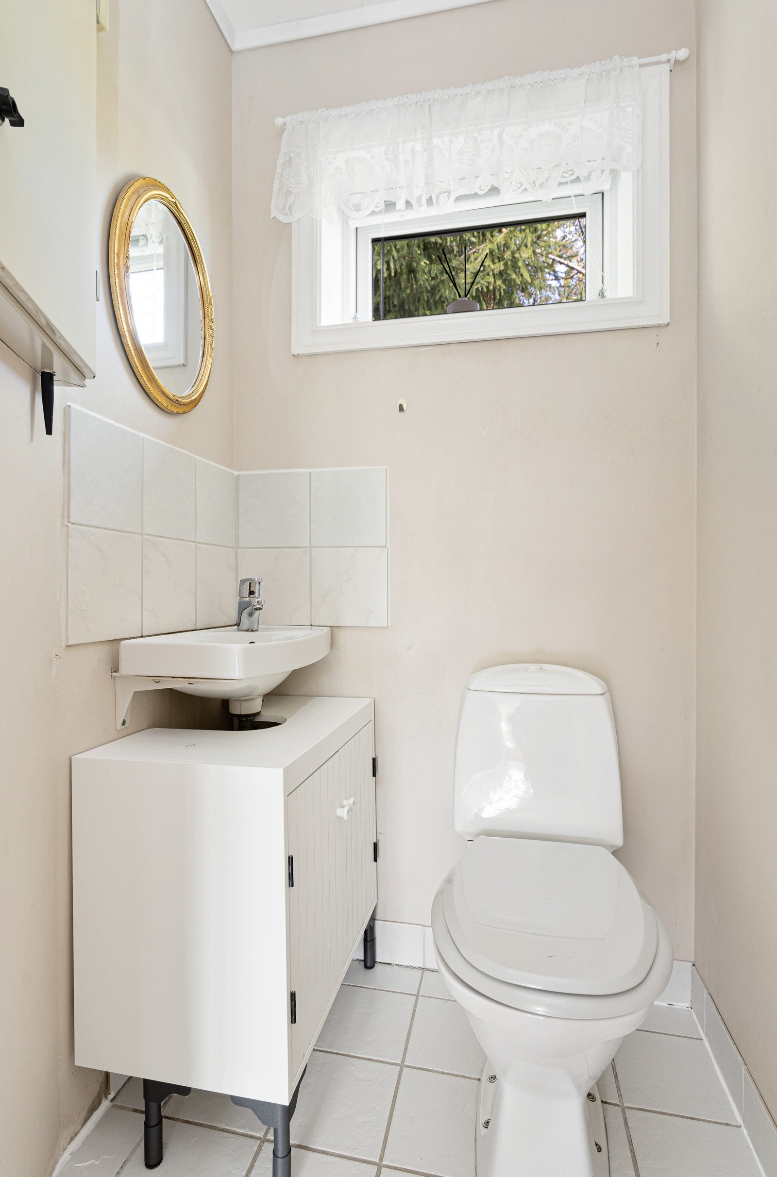 Praktisk, separat toalettrom i gang. Galleribilde