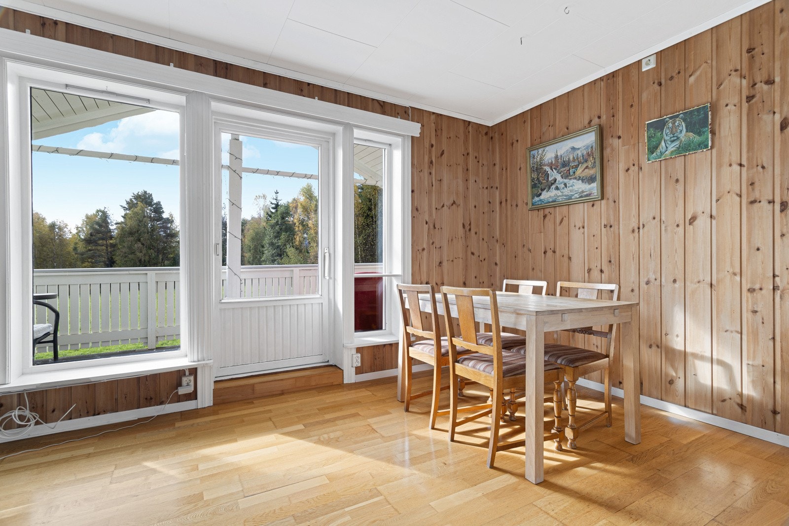 Stue med utgang til balkong. Galleribilde