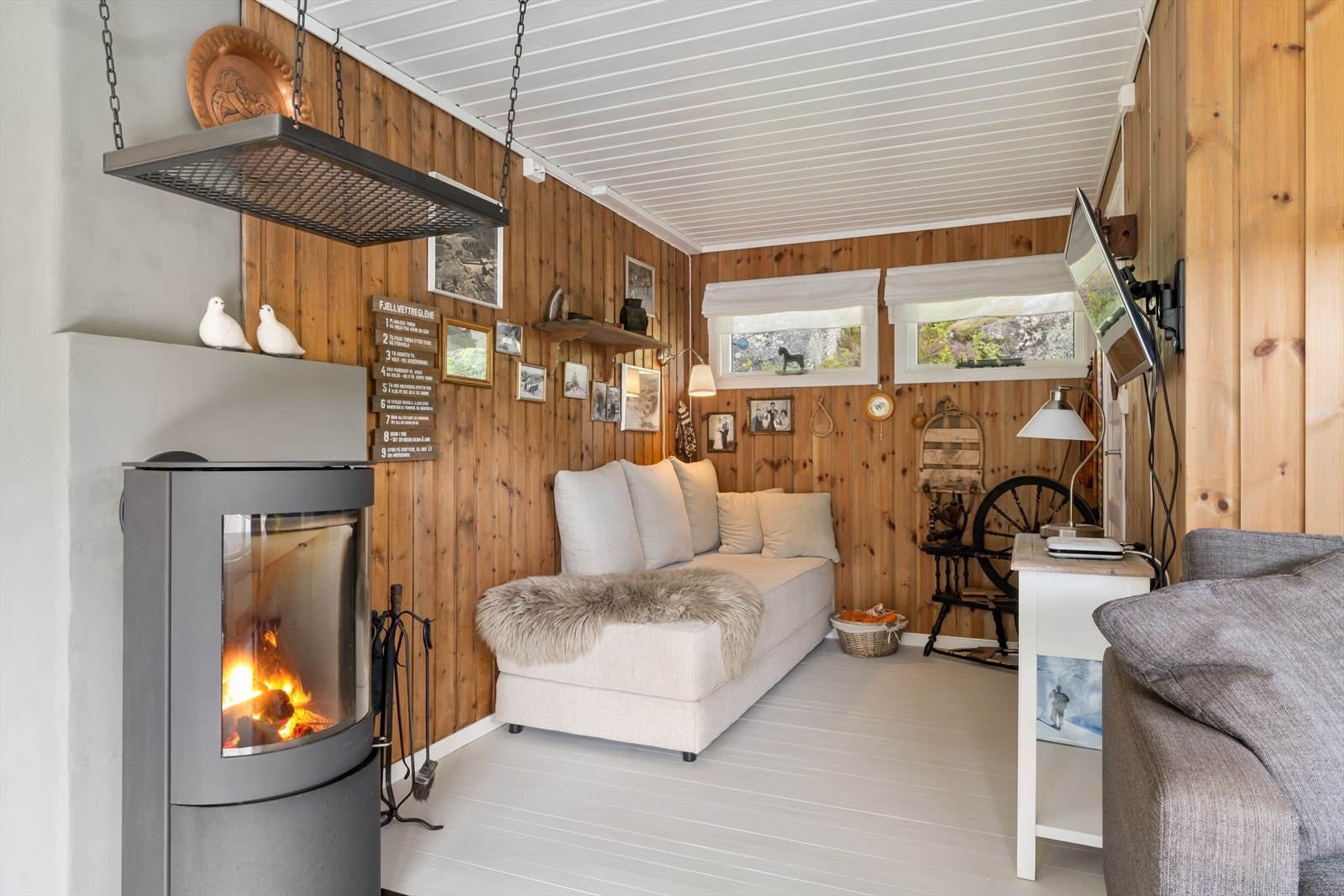 Ny vedovn med glassdør strategisk plasser i rommet. Galleribilde