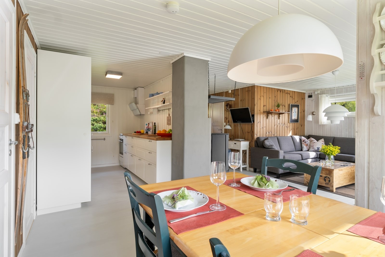 Kjøkkenet er skjermet men likevel i åpen løsning Galleribilde