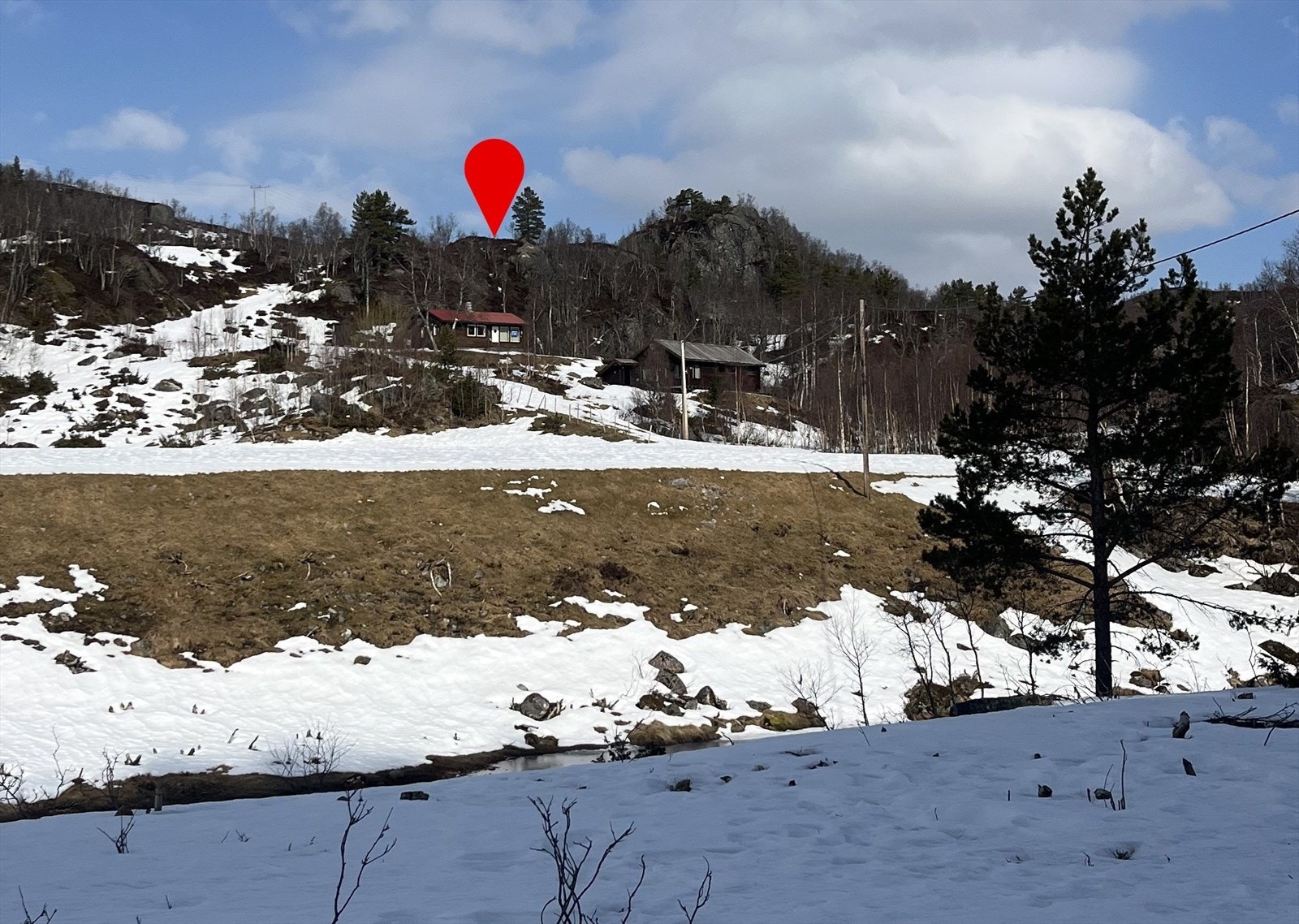 Bilde tatt fra skiløypa. Hytta ligger fint i terrenget Galleribilde