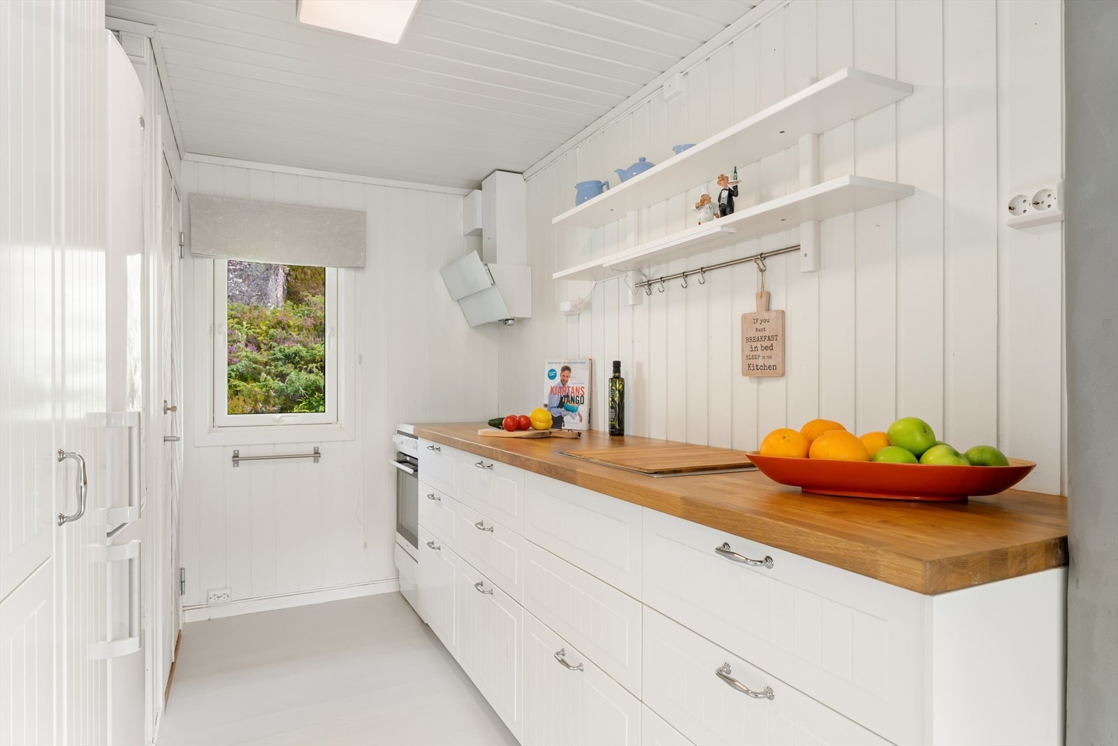 Kjøkkeninnredning med veldig god lagringsplass i skuffer og skap. Benkeplate med bra arbeidsflate. Galleribilde