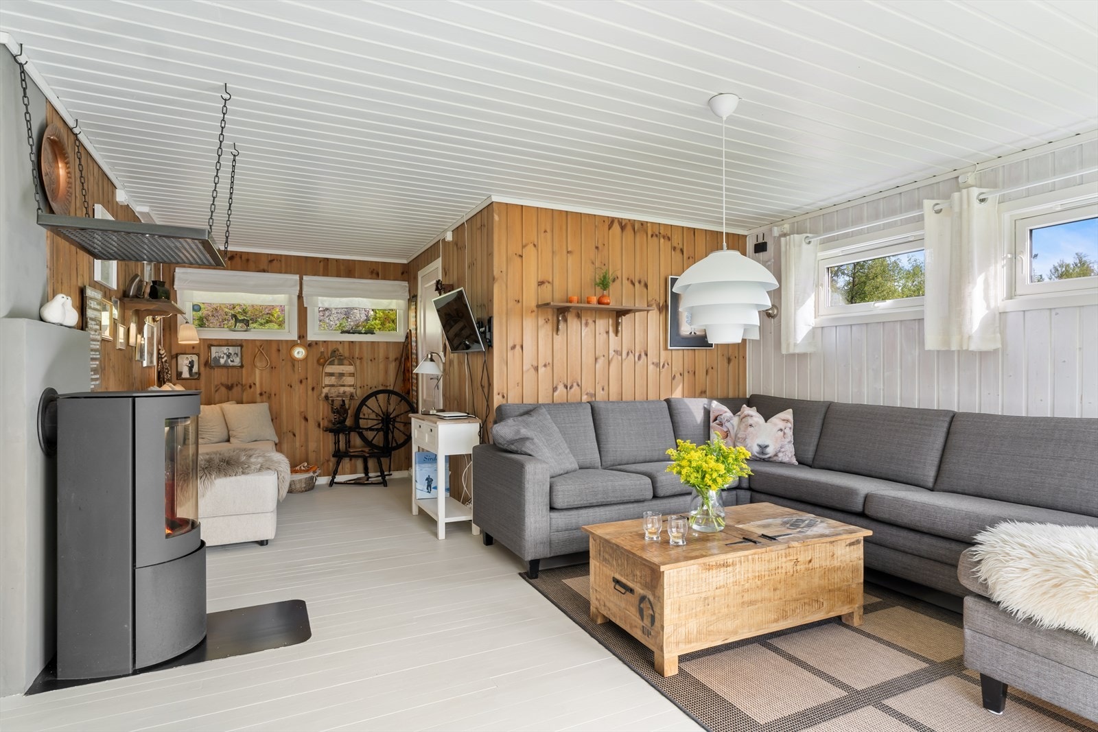 Malt tregulv og panel på vegger og i tak. Galleribilde