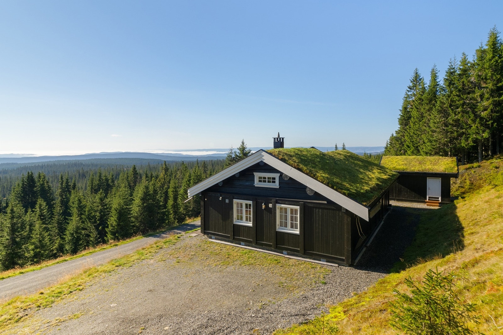 Hytta ligger flott til på en høyde uten innsyn fra naboer. Galleribilde