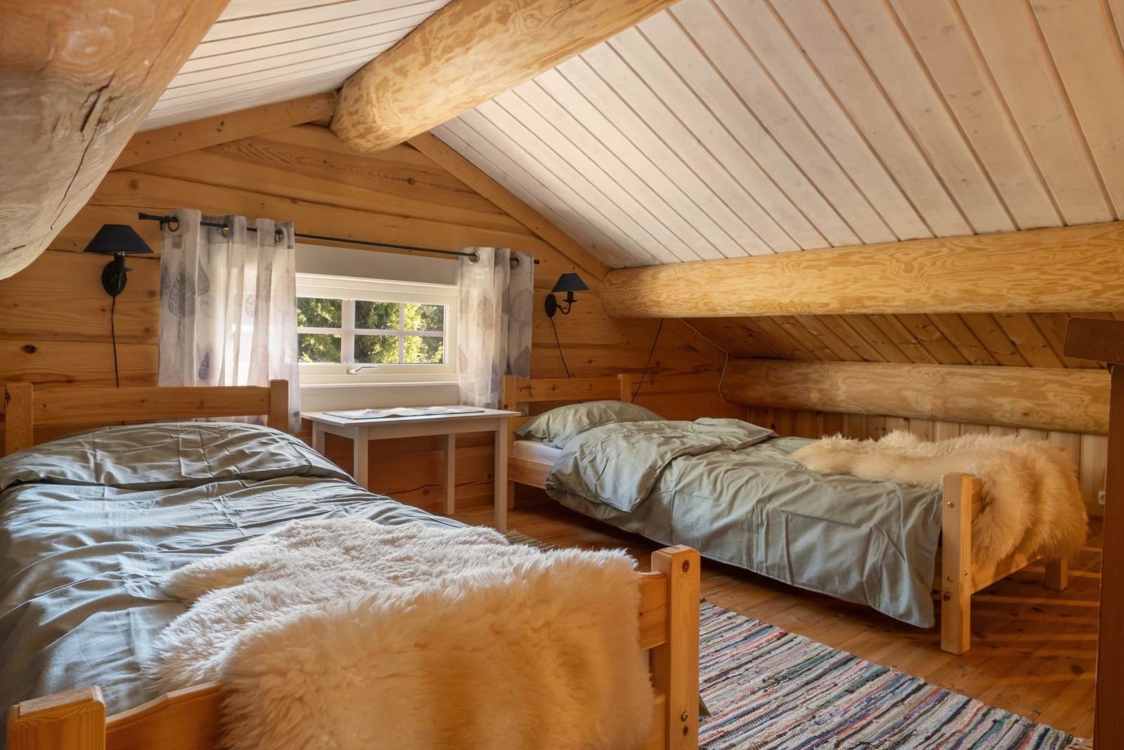 Hems er innredet med to senger. Hemsen har lav takhøyde og rommet er ikke omsøkt, det er således ikke godkjent til varig opphold. Galleribilde