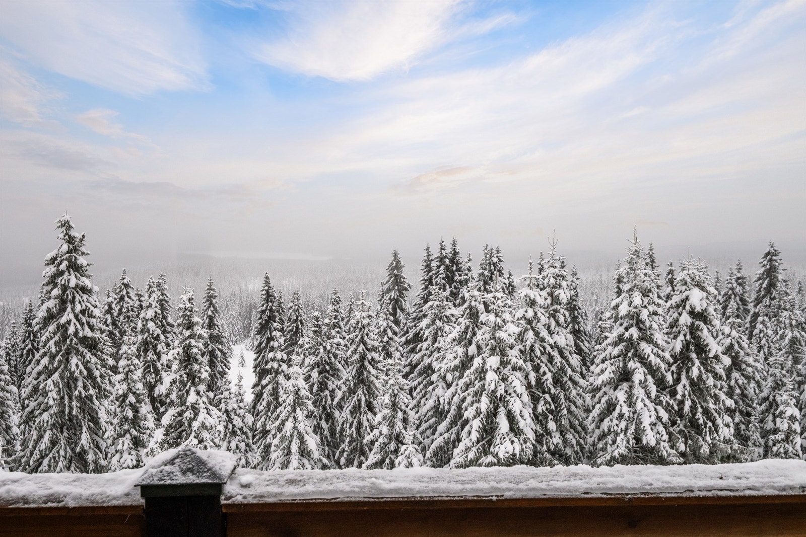 Utsikten fra hytta er virkelig upåklagelig selv om tåken ikke ville spille på lag akkurat denne dagen.
(Foto: Pholio v/ Bjørnar Fjeldberg) Galleribilde