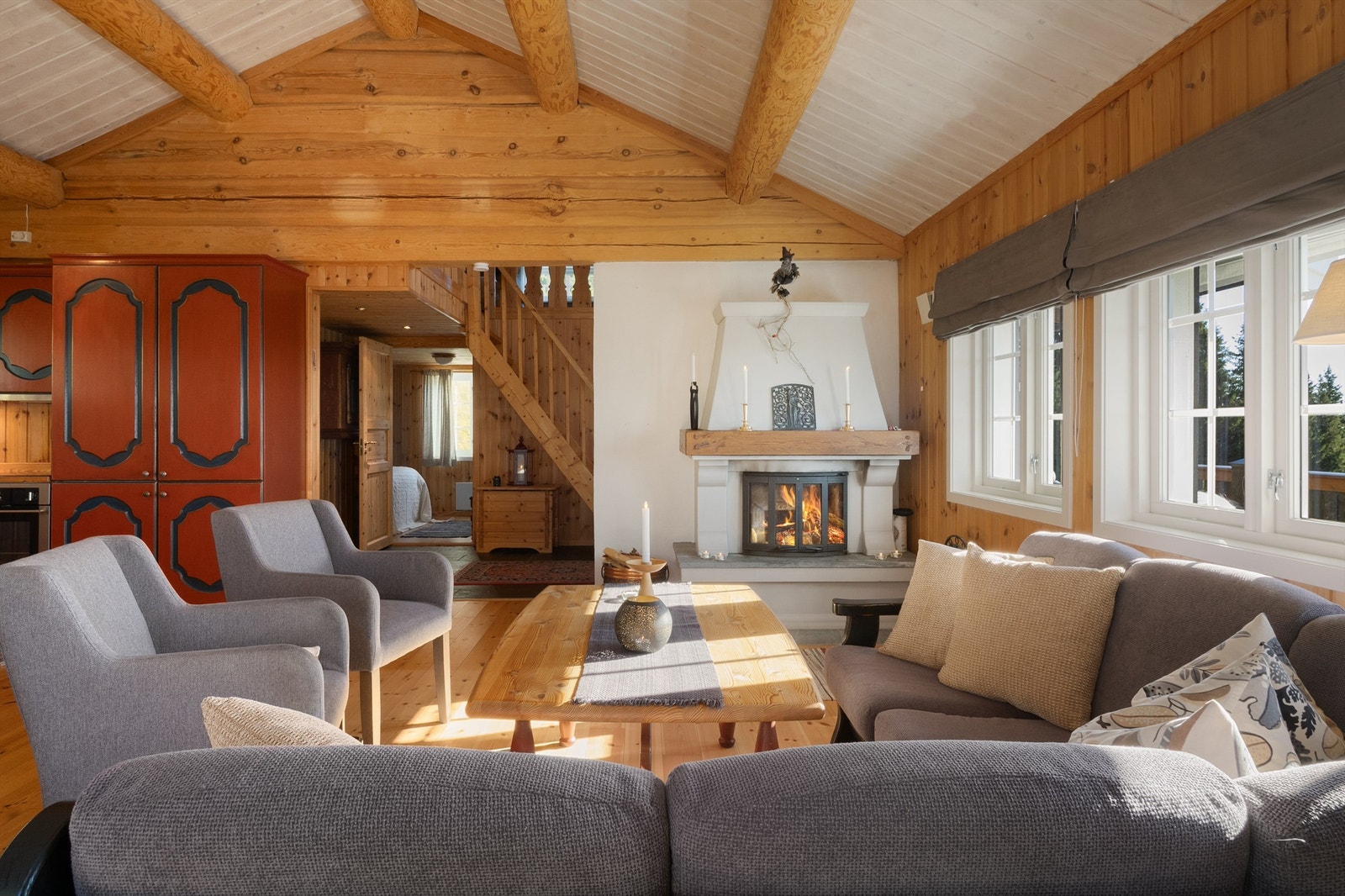 Meget god takhøyde i stuen. Galleribilde