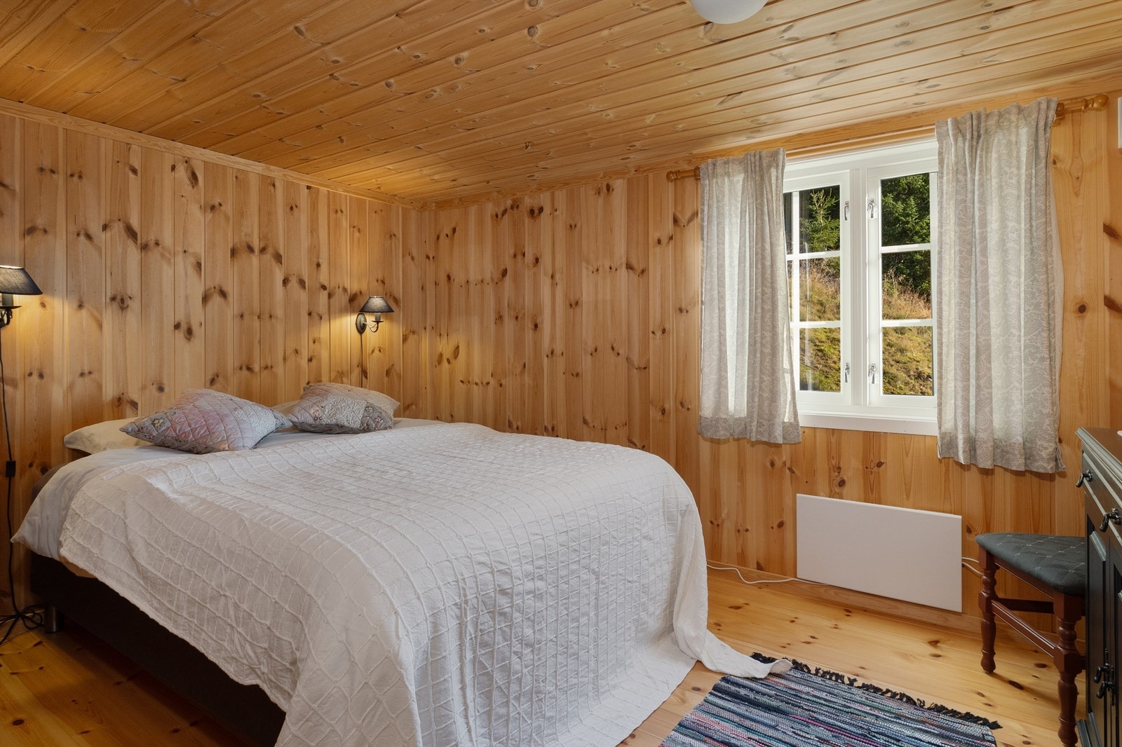 Hovedsoverom meg god plass til dobbeltseng og oppbevaringsmøbler. Galleribilde