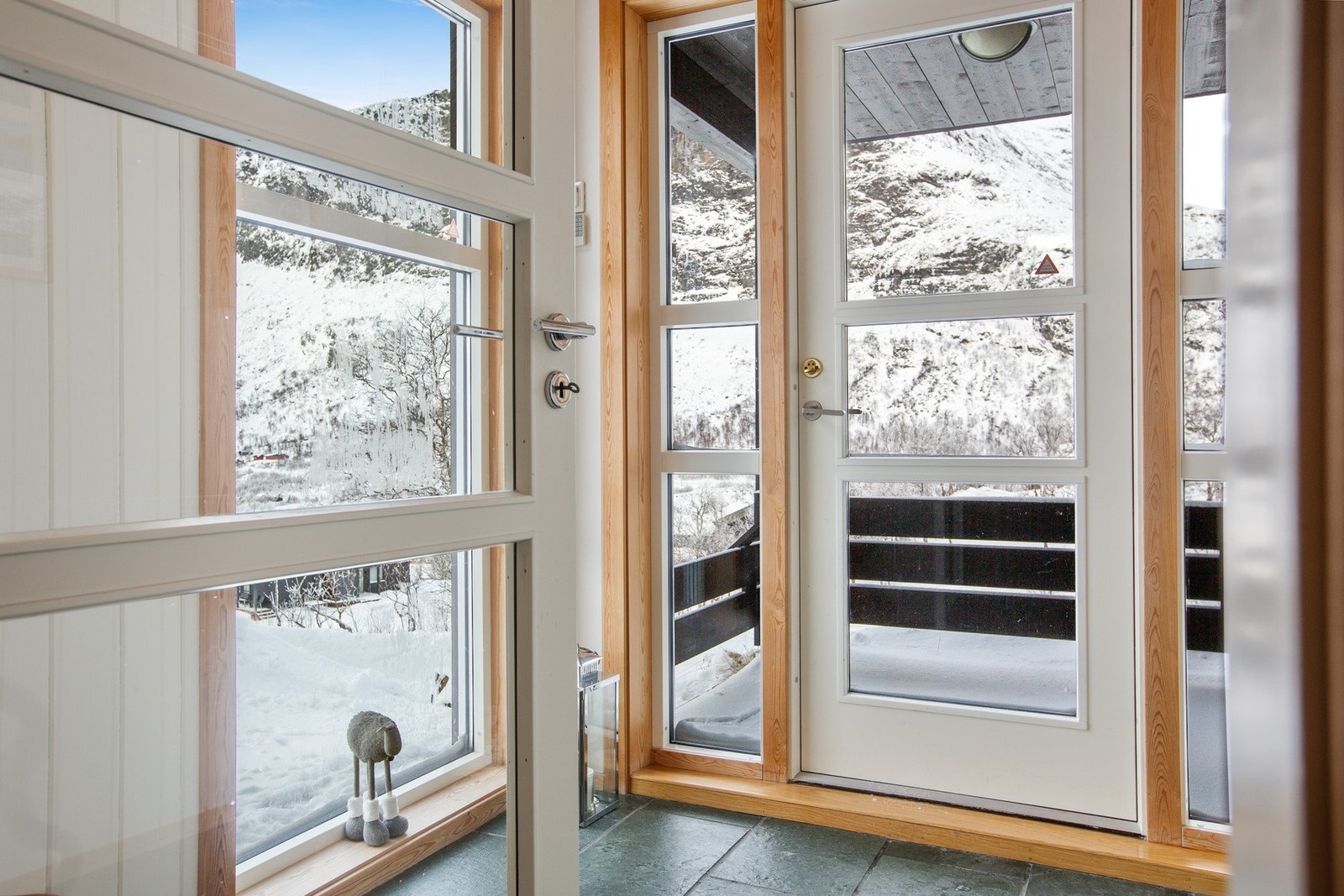 Lys og trivelig inngang til hytta Galleribilde