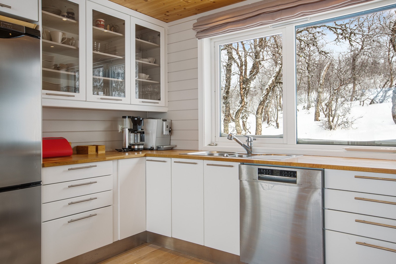 Kjøkkenet er innredet med glatte fronter. Benkeplate er av heltre. Galleribilde