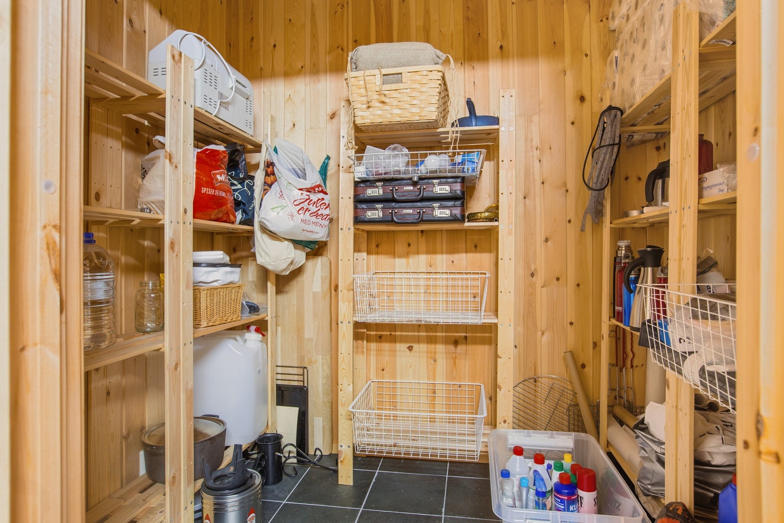 Bod inne i hytta Galleribilde