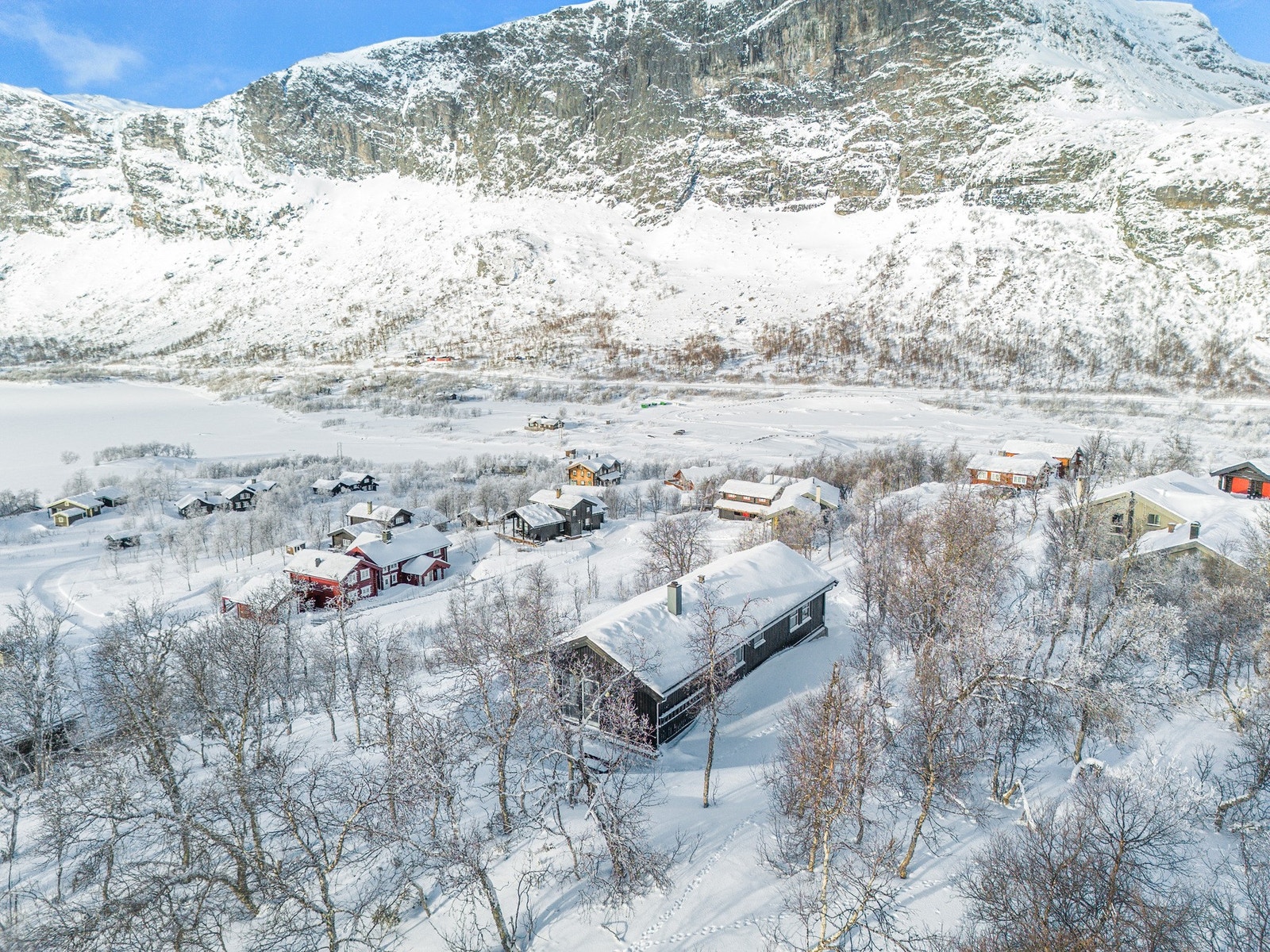 På vinterstid kan man benytte seg av de preparerte skiløypene i området. Tyin-Filefjell er kjent for sine flotte løyper i høyfjellet med utsikt mot Jotunheimen, men man finner også løyper i område ved filefjellstuen, der det også er lysløype Galleribilde