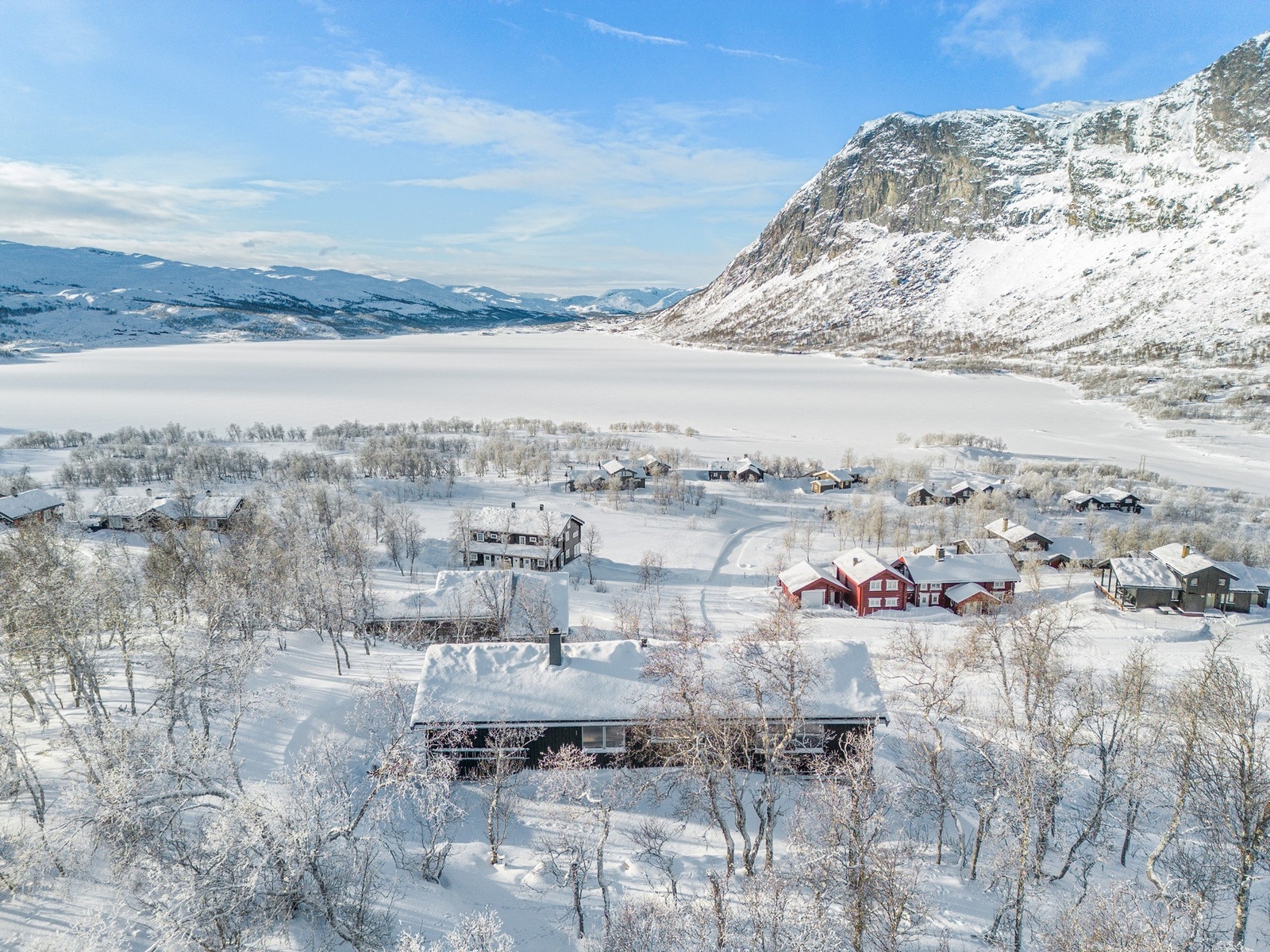 Eiendommen ligger i fjellterreng med gode solforhold og utsikt til Otrøvatnet og fjellområdene i nærheten Galleribilde
