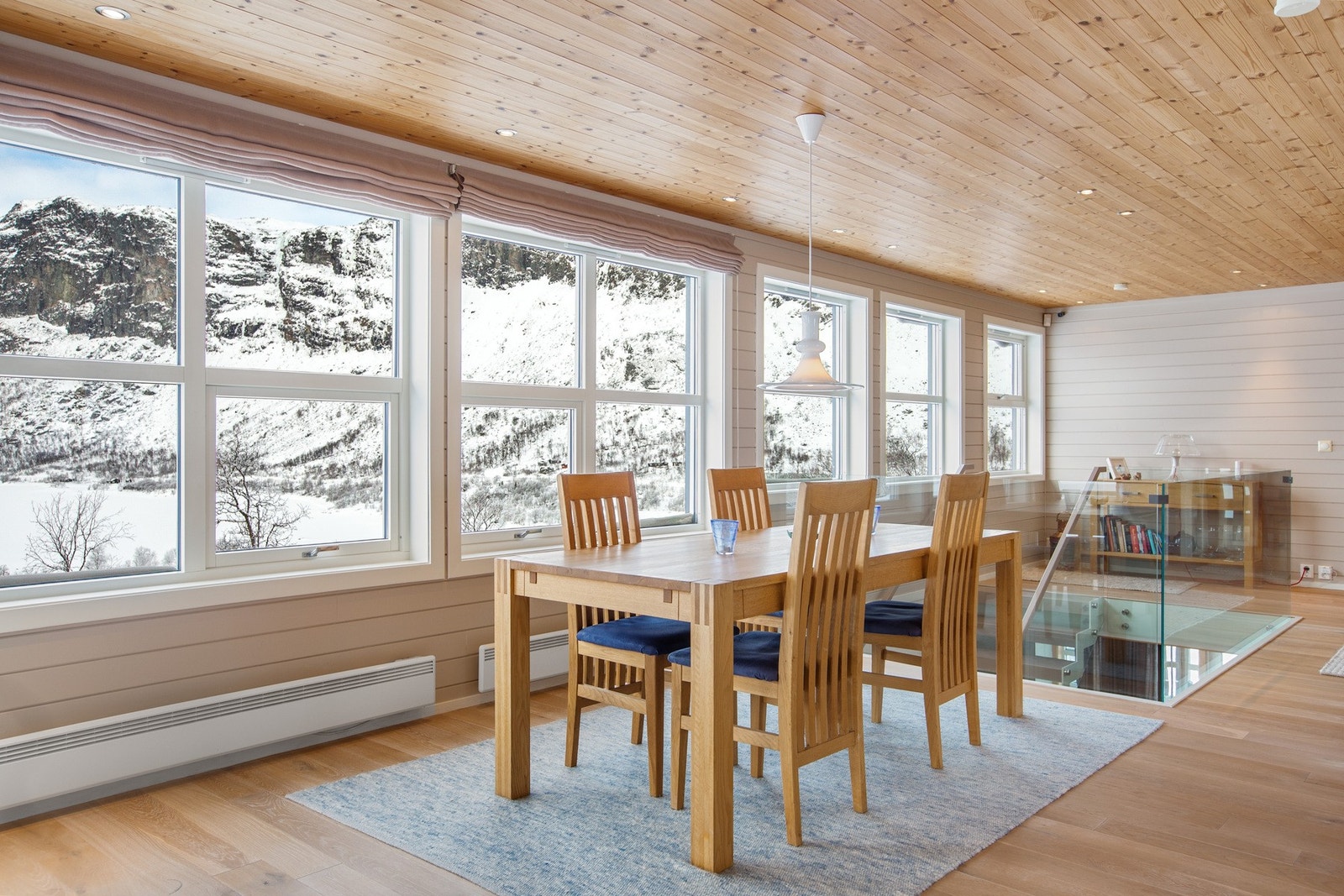 Velkommen inn i denne lyse og luftige hytta Galleribilde