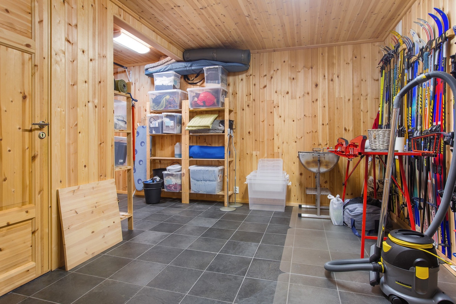 Hytta har godt med lagringsplass Galleribilde