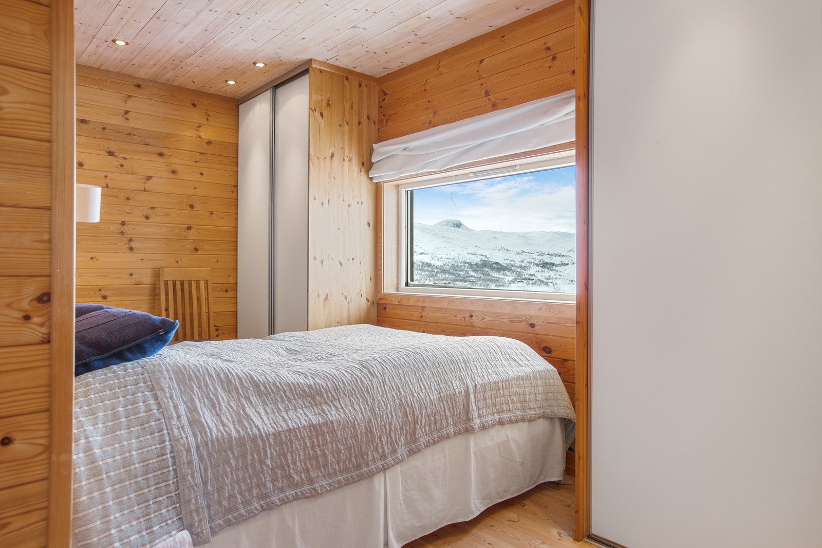 Disponibelt rom innredet med dobbeltseng. Tilfredsstiller ikke krav til rømming. Galleribilde