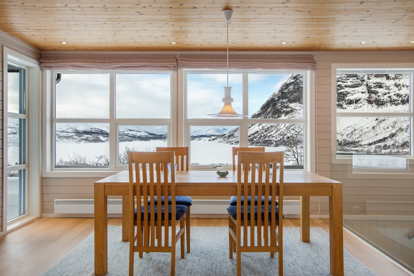 God plass til spisegruppe for små og store lag Galleribilde