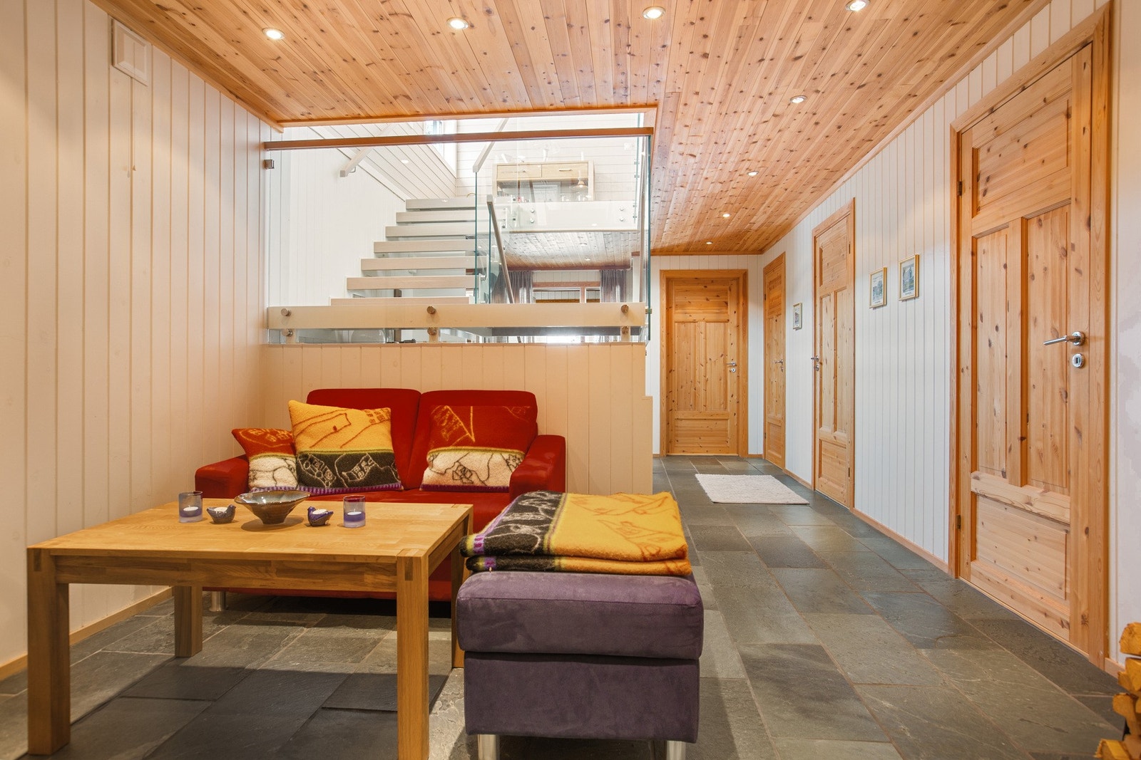 Plass til møblering med sofa og bord. Galleribilde