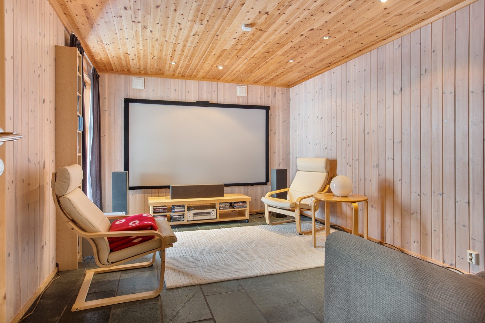 Hobbyrom. Tilfredsstiller ikke krav til rømming. Galleribilde