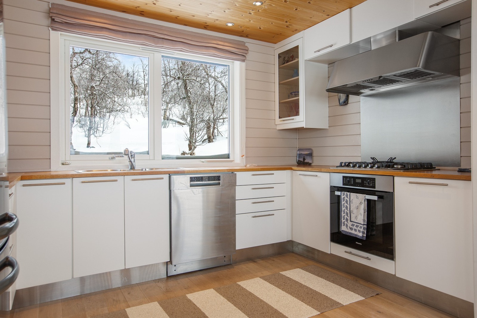 Det er kjøl/fryseskap, oppvaskmaskin, gasskomfyr og stekeovn. Galleribilde