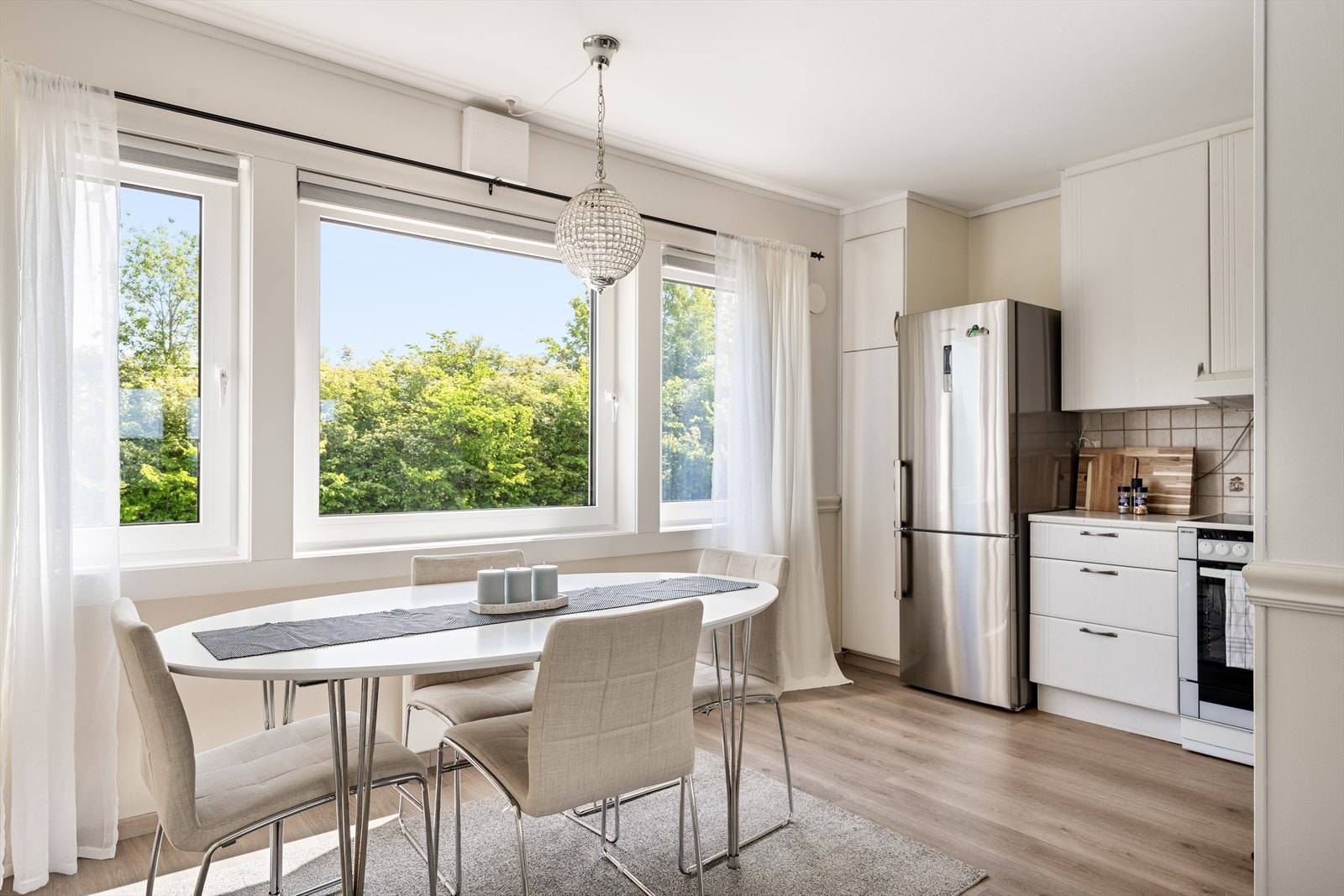 Ved kjøkkenet er det god plass for en stor spisestue. Her kan man samle venner og familie til gode måltider og hyggelige spillkvelder. Galleribilde