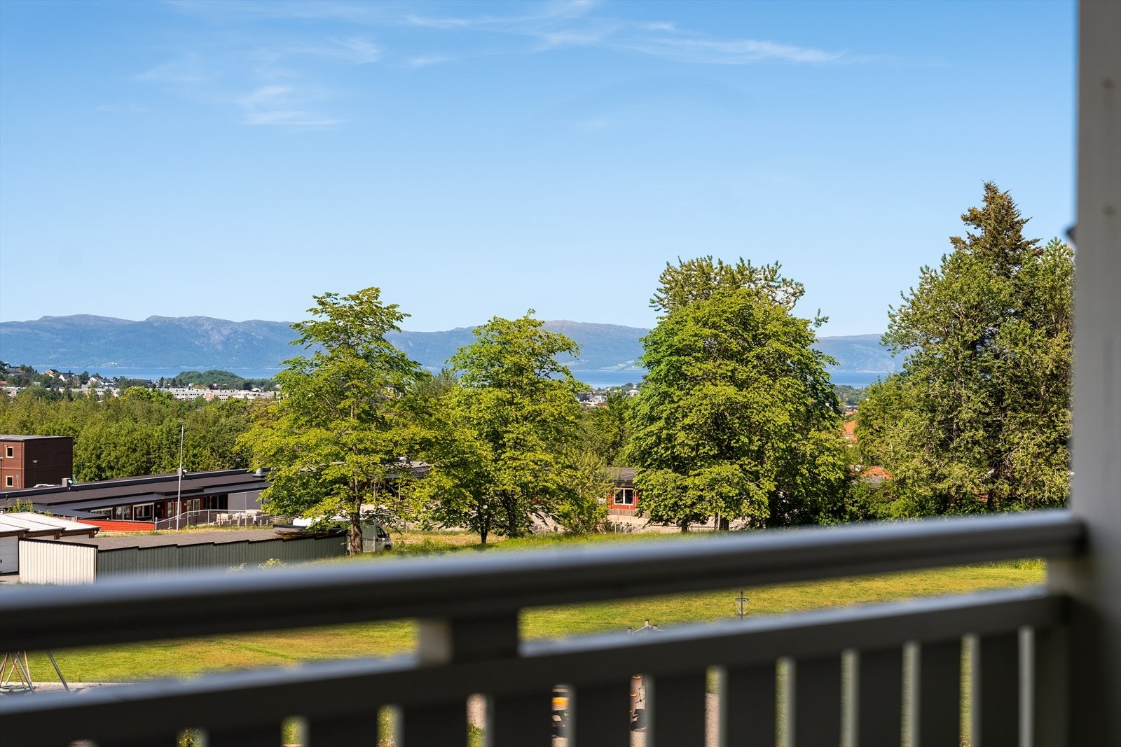 Herlig utsikt mot Trondheimsfjorden og Fosenalpene fra balkongen. Balkongen kan benyttes året rundt. Her sitter man usjenert og kan nyte lange soldager fra tidlig formiddag til sen kveld. Galleribilde